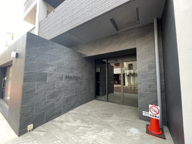 レーヴメゾン出屋敷のエントランス