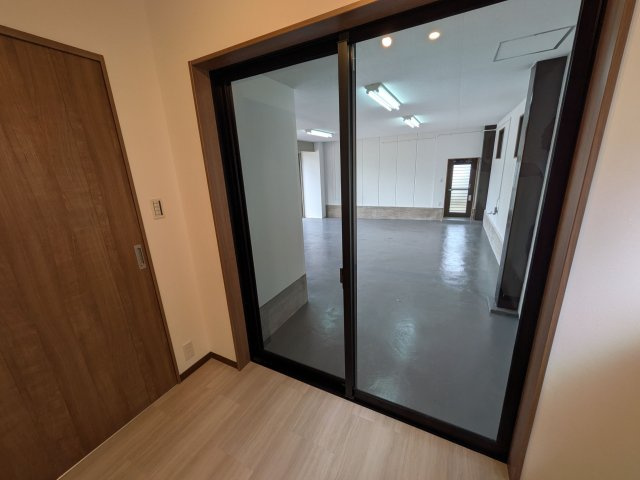 【洋室】 | 福岡市博多区井相田３丁目　戸建て | 1階の洋室からは駐車場の愛車をじっくり眺められます