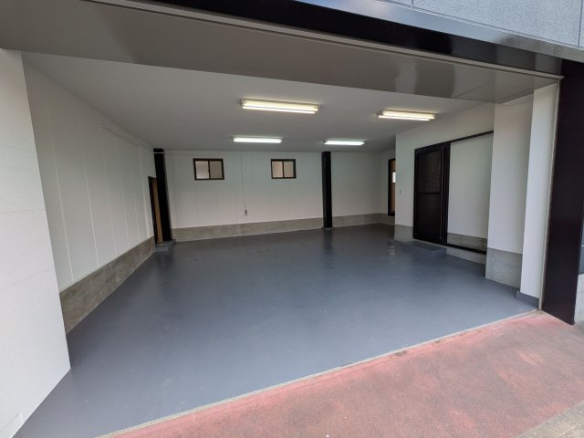 【駐車場】 | 福岡市博多区井相田３丁目　戸建て | 1階のガレージは電動シャッター付きで安心。愛車を風雨からしっかり守ります