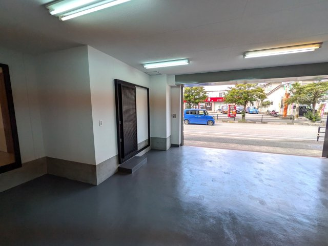 【駐車場】 | 福岡市博多区井相田３丁目　戸建て | 広々とした駐車場は車2台+自転車orバイクを停められるスペースもあります