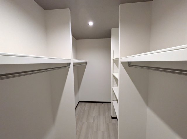 【収納】 | 福岡市博多区井相田３丁目　戸建て | 大容量のウォークインクローゼットは棚やハンガーラック付きで整頓がしやすいです