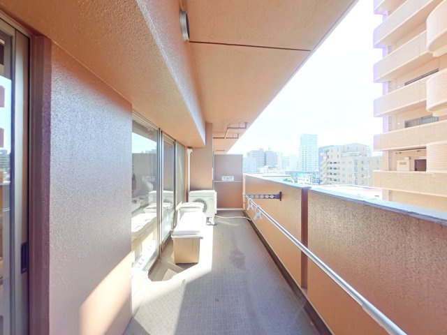 アルファライフ岡山駅南のバルコニー|陽当り・通風良好な南向きバルコニー（11.59㎡）。