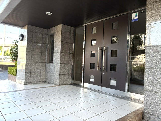 アルファライフ岡山駅南のその他|オートロック完備でセキュリティ面も安心のエントランス入口