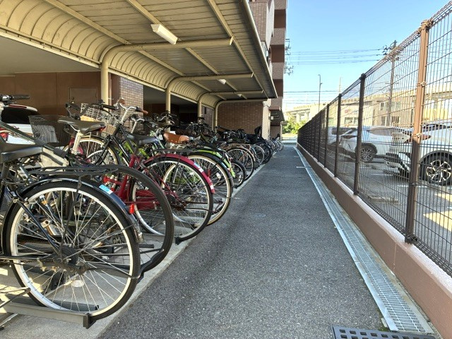 アルファライフ岡山駅南のその他|雨の日でも濡れにくい屋根付きの駐輪場を完備。