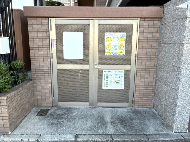 アルファライフ岡山駅南のその他|カラスや雨風を防ぐ扉付きの専用ゴミ置き場。