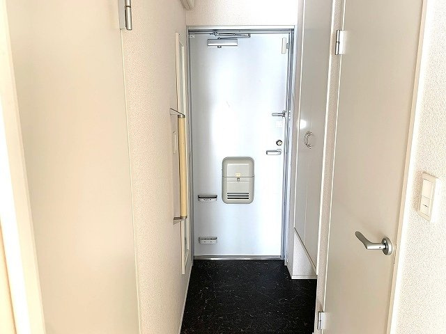 レオネクスト日向根の玄関