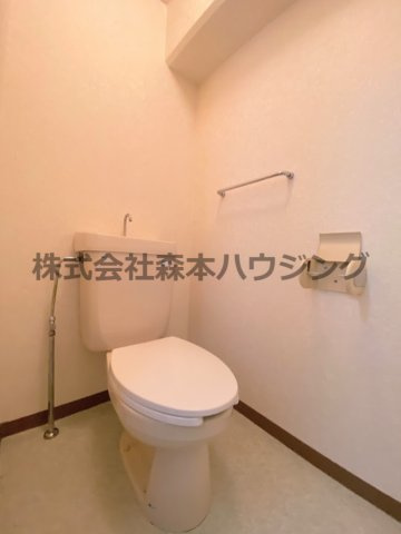 【トイレ】 | 　グランドヴィラ門真 | ※同タイプ別室の写真を使用しています。
　設備内容や色調など相違がある場合は実際のお部屋の現状優先となります。