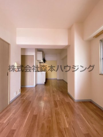 【居間・リビング】 | 　グランドヴィラ門真 | ※同タイプ別室の写真を使用しています。
　設備内容や色調など相違がある場合は実際のお部屋の現状優先となります。