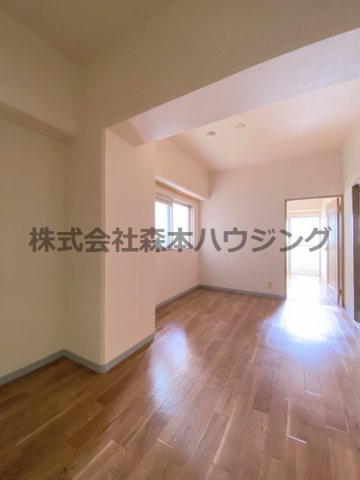 【居間・リビング】 | 　グランドヴィラ門真 | ※同タイプ別室の写真を使用しています。
　設備内容や色調など相違がある場合は実際のお部屋の現状優先となります。