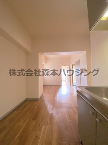 【居間・リビング】 | 　グランドヴィラ門真 | ※同タイプ別室の写真を使用しています。
　設備内容や色調など相違がある場合は実際のお部屋の現状優先となります。