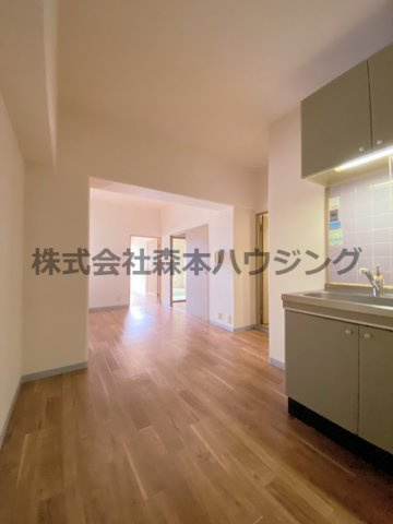 【居間・リビング】 | 　グランドヴィラ門真 | ※同タイプ別室の写真を使用しています。
　設備内容や色調など相違がある場合は実際のお部屋の現状優先となります。