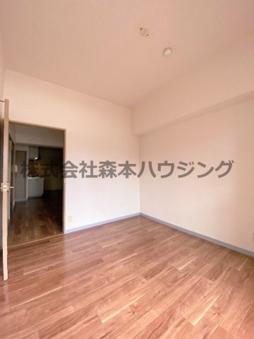 【洋室】 | 　グランドヴィラ門真 | ※同タイプ別室の写真を使用しています。
　設備内容や色調など相違がある場合は実際のお部屋の現状優先となります。