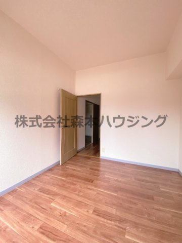 【洋室】 | 　グランドヴィラ門真 | ※同タイプ別室の写真を使用しています。
　設備内容や色調など相違がある場合は実際のお部屋の現状優先となります。