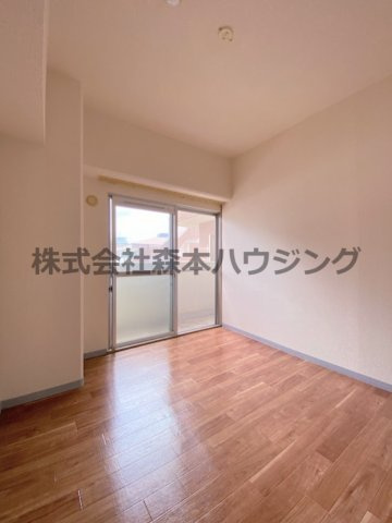 【洋室】 | 　グランドヴィラ門真 | ※同タイプ別室の写真を使用しています。
　設備内容や色調など相違がある場合は実際のお部屋の現状優先となります。
