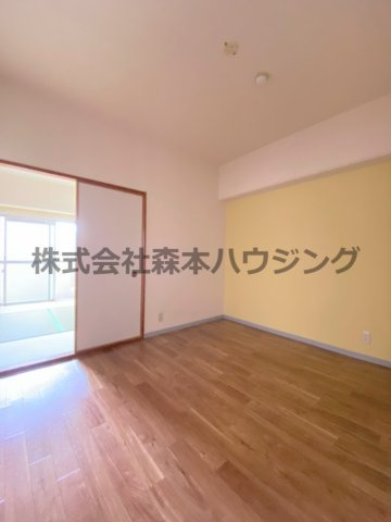 【洋室】 | 　グランドヴィラ門真 | ※同タイプ別室の写真を使用しています。
　設備内容や色調など相違がある場合は実際のお部屋の現状優先となります。