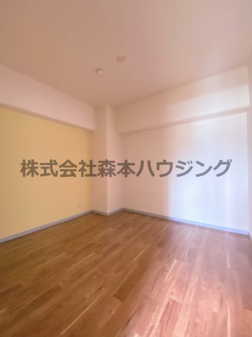 【洋室】 | 　グランドヴィラ門真 | ※同タイプ別室の写真を使用しています。
　設備内容や色調など相違がある場合は実際のお部屋の現状優先となります。