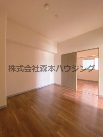 【洋室】 | 　グランドヴィラ門真 | ※同タイプ別室の写真を使用しています。
　設備内容や色調など相違がある場合は実際のお部屋の現状優先となります。