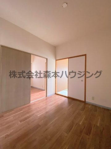 【洋室】 | 　グランドヴィラ門真 | ※同タイプ別室の写真を使用しています。
　設備内容や色調など相違がある場合は実際のお部屋の現状優先となります。