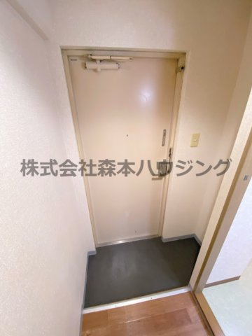 【玄関】 | 　グランドヴィラ門真 | ※同タイプ別室の写真を使用しています。
　設備内容や色調など相違がある場合は実際のお部屋の現状優先となります。