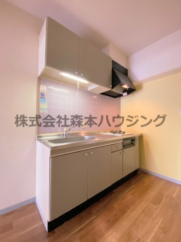 【キッチン】 | 　グランドヴィラ門真 | ※同タイプ別室の写真を使用しています。
　設備内容や色調など相違がある場合は実際のお部屋の現状優先となります。