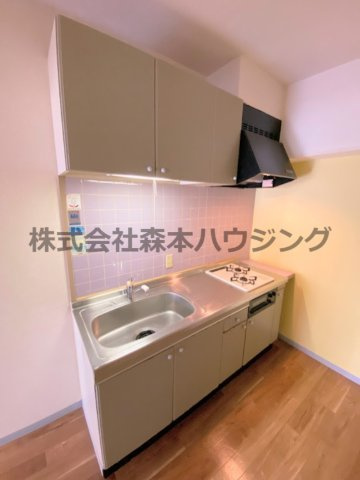 【キッチン】 | 　グランドヴィラ門真 | ※同タイプ別室の写真を使用しています。
　設備内容や色調など相違がある場合は実際のお部屋の現状優先となります。