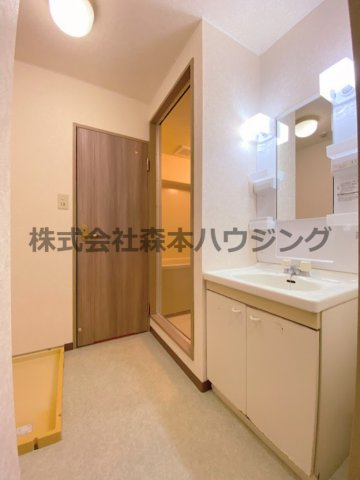【洗面所】 | 　グランドヴィラ門真 | ※同タイプ別室の写真を使用しています。
　設備内容や色調など相違がある場合は実際のお部屋の現状優先となります。
