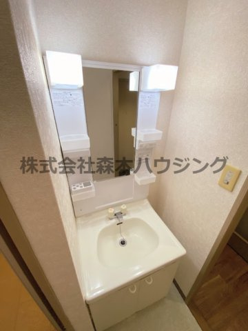 【独立洗面台】 | 　グランドヴィラ門真 | ※同タイプ別室の写真を使用しています。
　設備内容や色調など相違がある場合は実際のお部屋の現状優先となります。