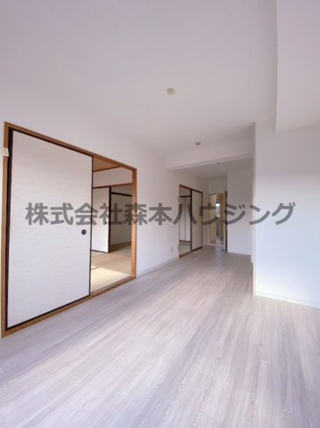 【居間・リビング】 | 　コーポヒルトップ | こちらのリビングで趣味の時間をお楽しみください