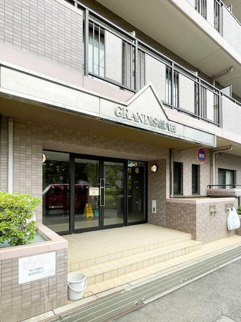 グランディス新八柱のエントランス