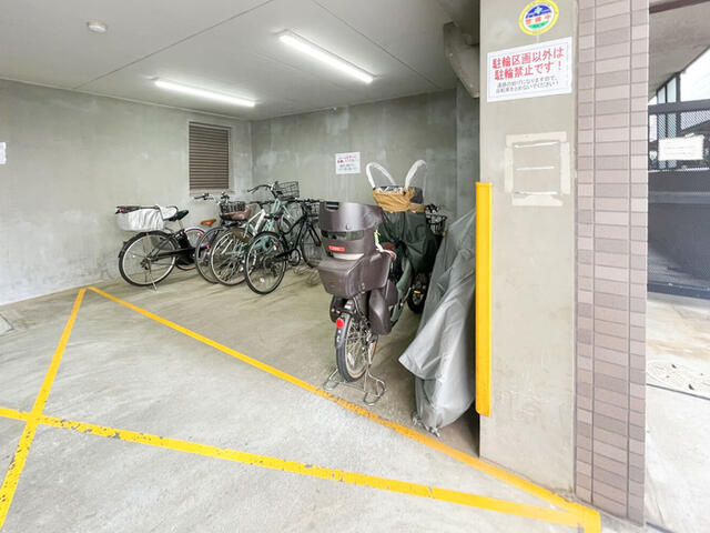 グランディス新八柱の駐車場