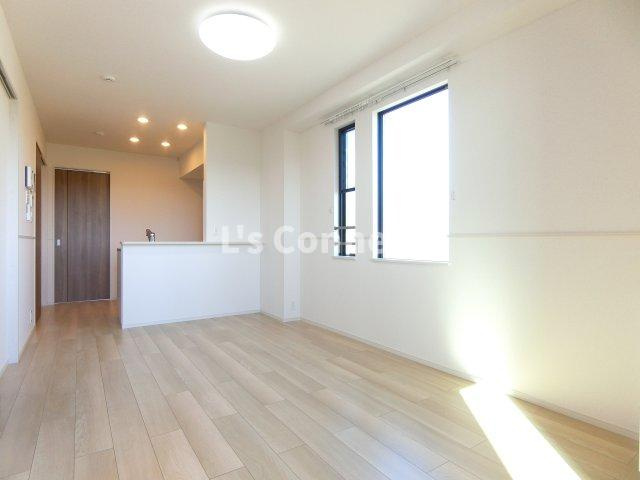 【居間・リビング】 | カントリーレイクⅢ | 角部屋で２面に窓があります。