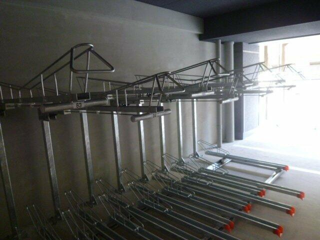 フレンシア御徒町の駐車場