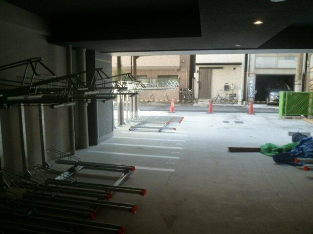 フレンシア御徒町の駐車場