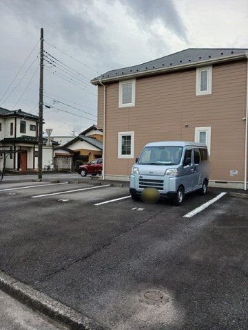 ルミエールＢの駐車場