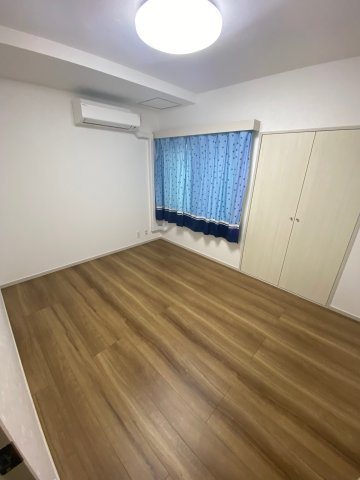 小出ビルの洋室