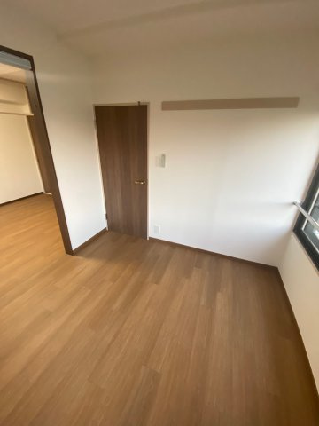 小出ビルの洋室