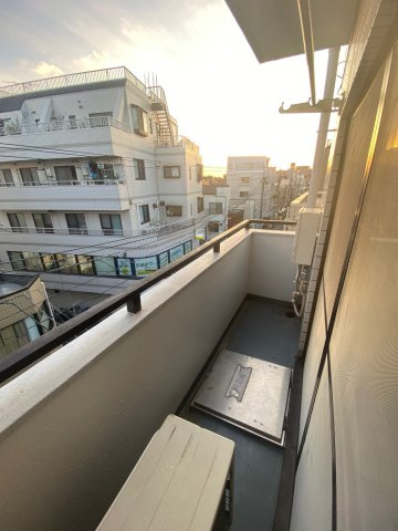 小出ビルのバルコニー