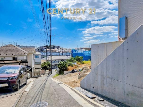 横浜市港南区笹下２丁目の新築一戸建の前面道路含む現地写真|周辺は落ち着いた街並みになります。
子育てにはぴったりの住環境♪