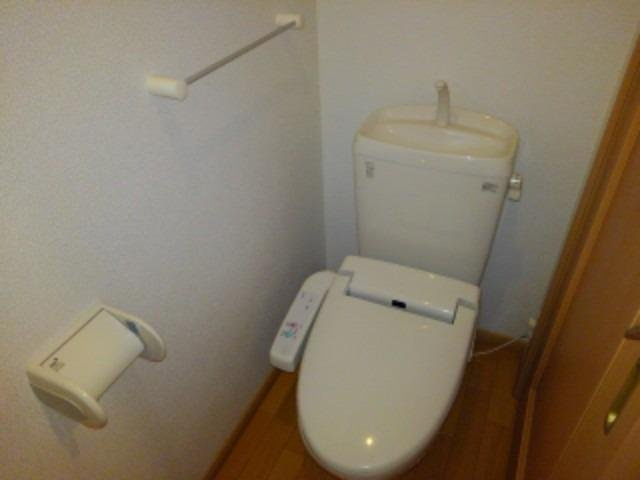 スカイスクレ－パ－　Ⅲのトイレ|落ち着いた色調のトイレです