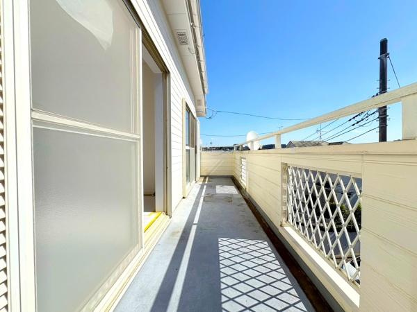 横浜市緑区青砥町の中古一戸建のバルコニー|２階バルコニーです！お布団や洗濯物が干せるスペースが確保されており冬場でもすぐに乾きそうです♪