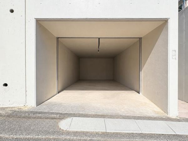 横浜市緑区青砥町の中古一戸建の駐車場|大切な愛車を雨風から守れる駐車場です！