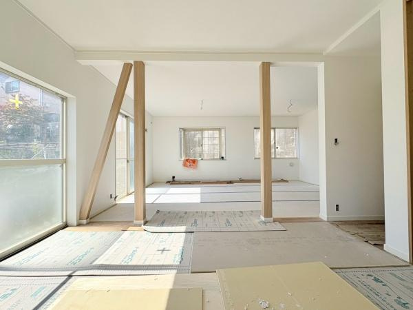 横浜市緑区青砥町の中古一戸建の内装|洋室から見たリビング。※リフォーム途中です。