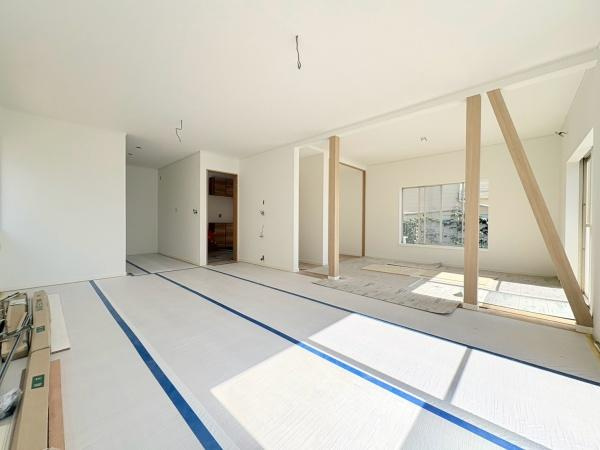 横浜市緑区青砥町の中古一戸建の居間・リビング|陽当りが良く心地の良い空間です。インテリアを考えるのが楽しくなりそうです※リフォーム途中です。