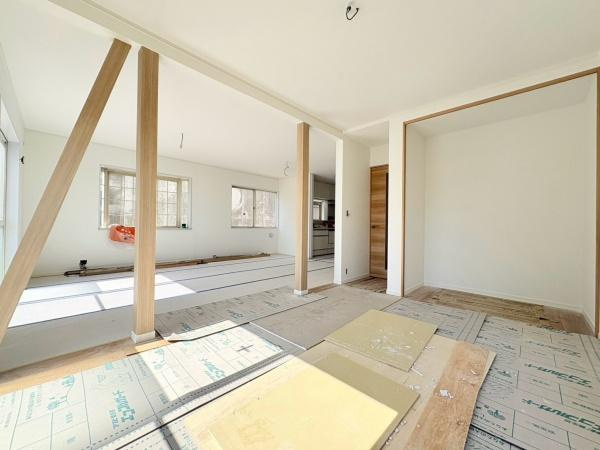 横浜市緑区青砥町の中古一戸建の内装|洋室から見たリビングです！