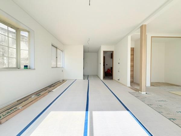 横浜市緑区青砥町の中古一戸建の居間・リビング|LDK15.6帖！陽当り＋通風良好です。ご家族での心地良い空間になりそうです♪※リフォーム途中です。