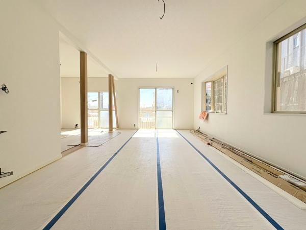 横浜市緑区青砥町の中古一戸建の居間・リビング|ご家族が集まるリビングは会話を楽しむ憩いの場ろなりそうです。窓が多く日中は照明がなくても明るいです！※リフォーム途中です。