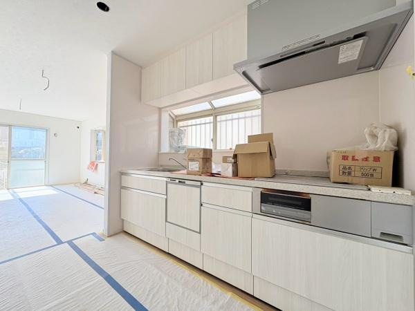 横浜市緑区青砥町の中古一戸建のキッチン|システムキッチン食洗器付きです！窓もしっかり換気できます。※リフォーム途中です。