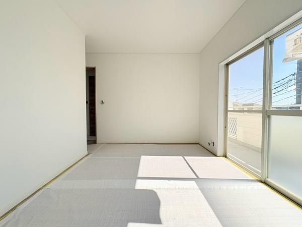 横浜市緑区青砥町の中古一戸建の寝室|寝室6.5帖！バルコニーに面しているお部屋です。ベッドを置いても充分なスペースがあります。※リフォーム途中です。