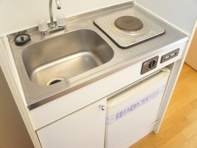 レオパレスプリムローズのキッチン|コンロはラジエントヒーターの為､専用の調理器具は要りません