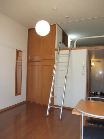 レオパレスコンフォートウッズの居間・リビング|ロフト付きのお部屋です